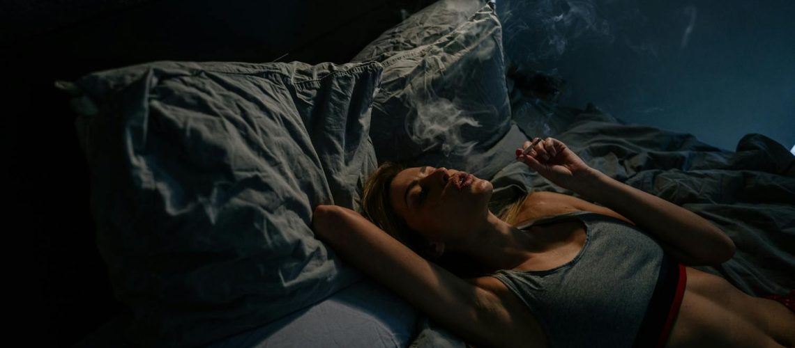 Fumer avant de dormir, pourquoi c'est un piège pour la santé et le sommeil